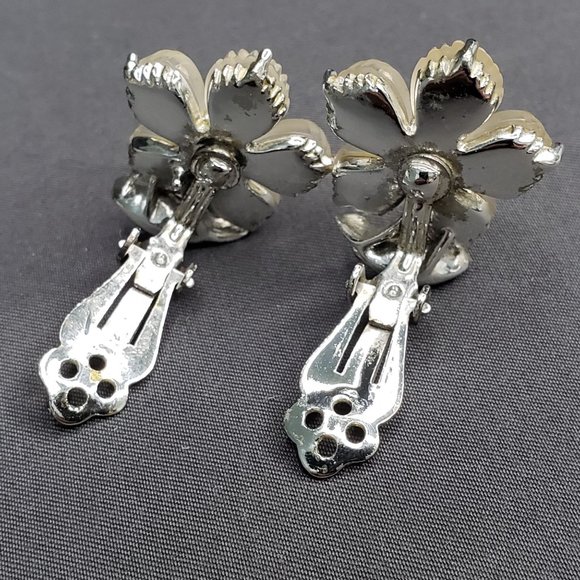 Lisner Clip On Womens Floral Earrings Off White Textured Beads Prong Set 1" - Picture 4 of 7